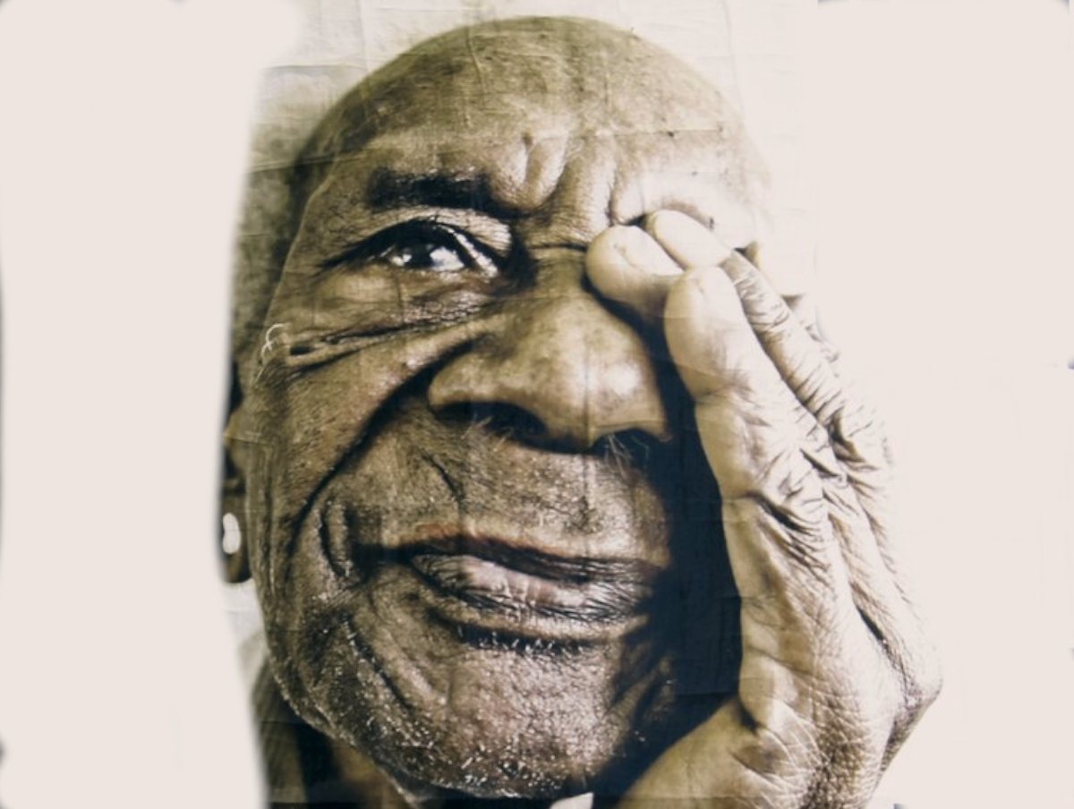 Idoso com a mão próxima ao olho, retrato relacionado à deficiência visual