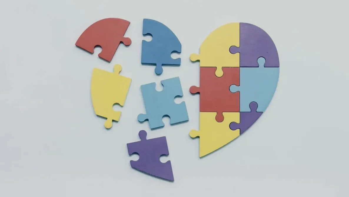 Quebra-cabeça colorido em formato de coração, símbolo da conscientização sobre o autismo